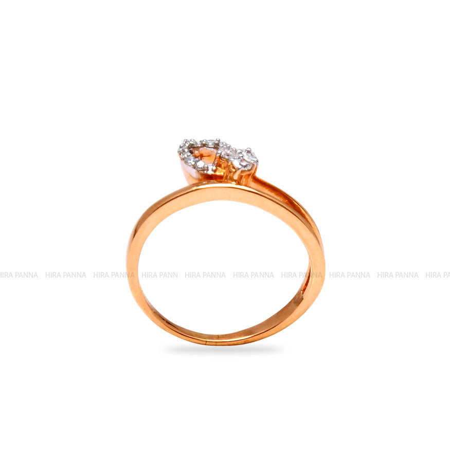 DB Classic princess-cut diamond ring | De Beers US